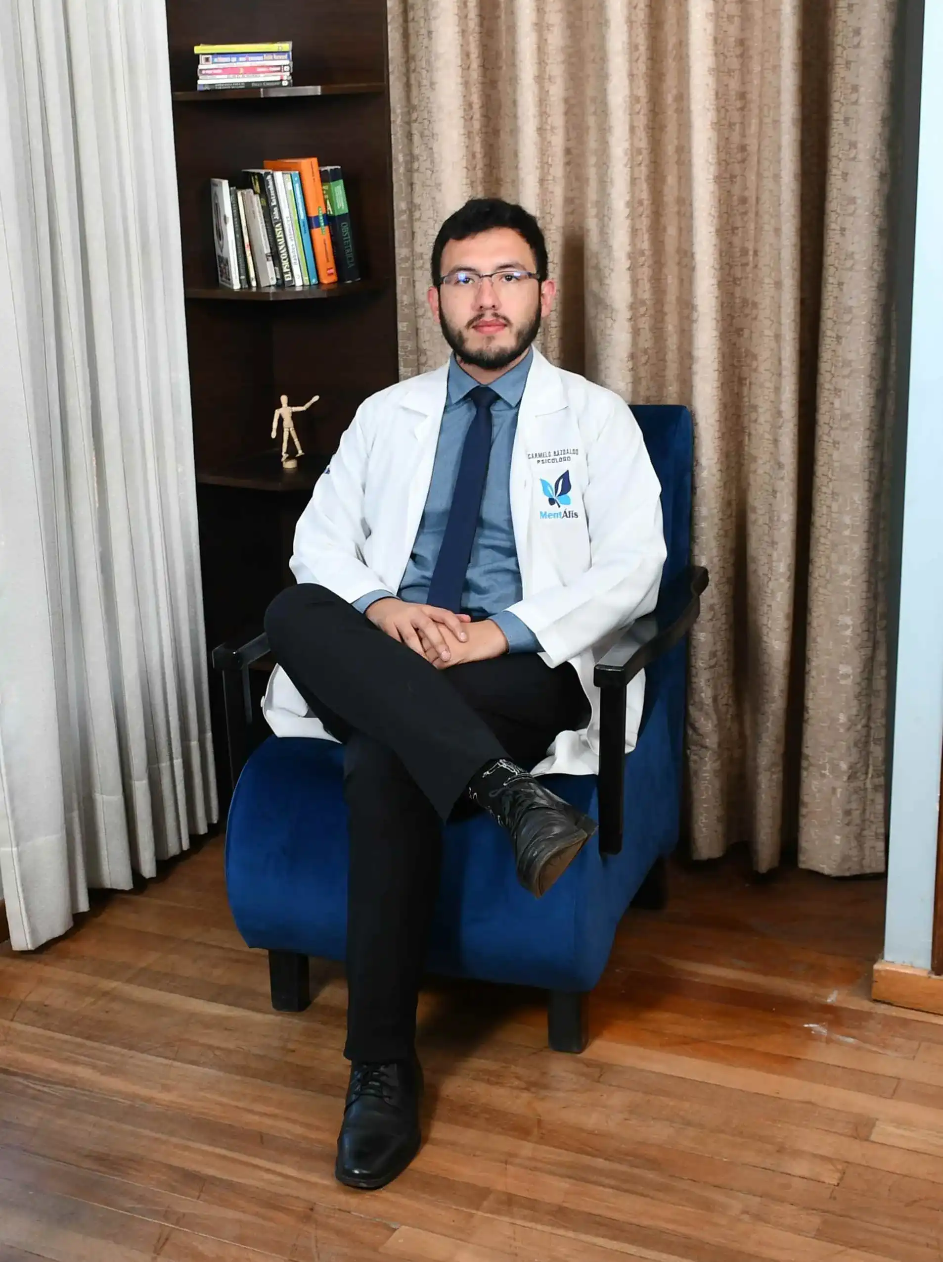 Lic. Carmelo Bazualdo en consultorio